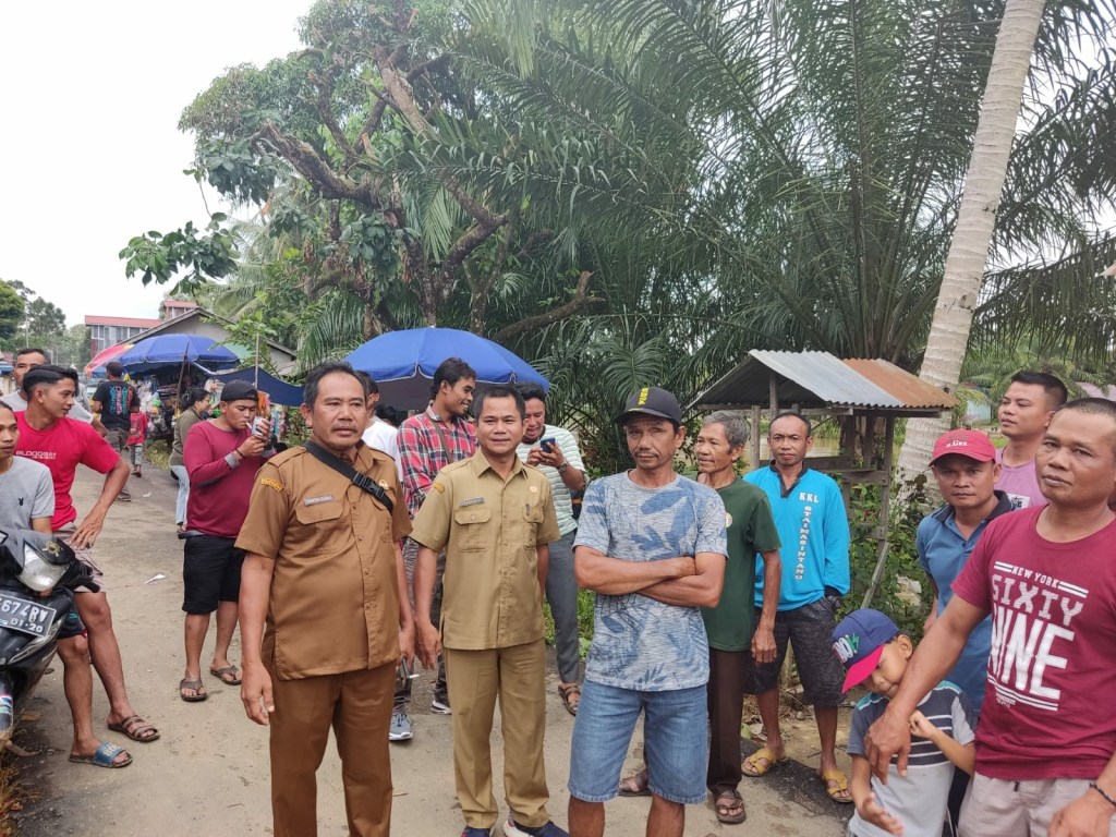 SEKETARIS CAMAT MENGHADIRI PEMILIHAN PERANGKAT DESA/KEPALA DUSUN DIDESA&nbsp;TEKABAN