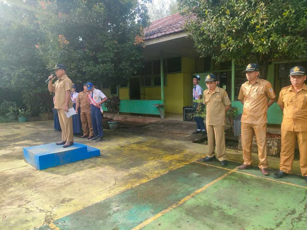 SEKETARIS CAMAT SEBAGAI PEMBINA UPACARA DI SMP N 1&nbsp;BELIMBING