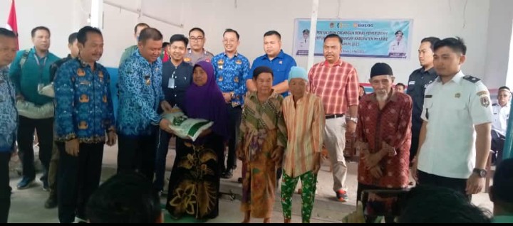 Bupati Melawi H. Dadi Sunarya Usfa Yursa Meyerahkan Langsung Penyaluran Cadangan Beras Pemerintah untuk Bantuan Pangan Kabupaten Melawi Tahun 2023