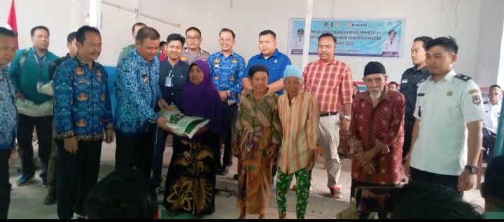 Bupati Melawi H. Dadi Sunarya Usfa Yursa Meyerahkan Langsung Penyaluran Cadangan Beras Pemerintah untuk Bantuan Pangan Kabupaten Melawi Tahun&nbsp;2023