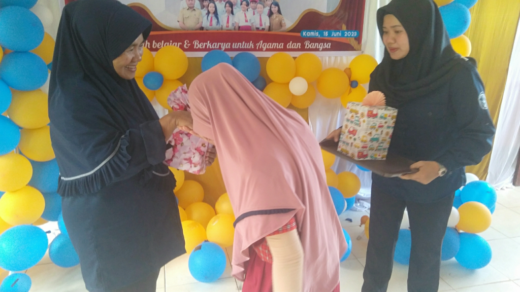 SERAH TERIMA SISWA-SISWI KELAS VI SD NEGERI 27 BATU BUIL & PURNA TUGAS BU HJ.KALIMAH,S.PD.I
