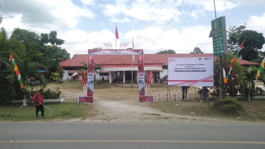 Menyongsong Hari Ulang Tahun (HUT) ke-78 Republik Indonesia, Pemerintah Kecamatan Belimbing Dekorasi Halaman dan&nbsp;Kantor