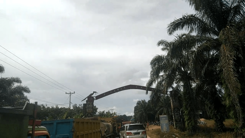 UAS Datang Melawi,MACET TOTAL PERBATASAN SINTANG-MELAWI KEMBALI&nbsp;NORMAL