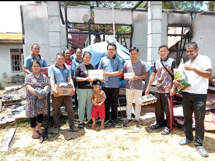 MASYARAKAT DAN PEMDES BELOYANG MEMBERIKAN BANTUAN KEPADA WARGA YANG TERDAMPAK MUSIBAH&nbsp;KEBAKARAN