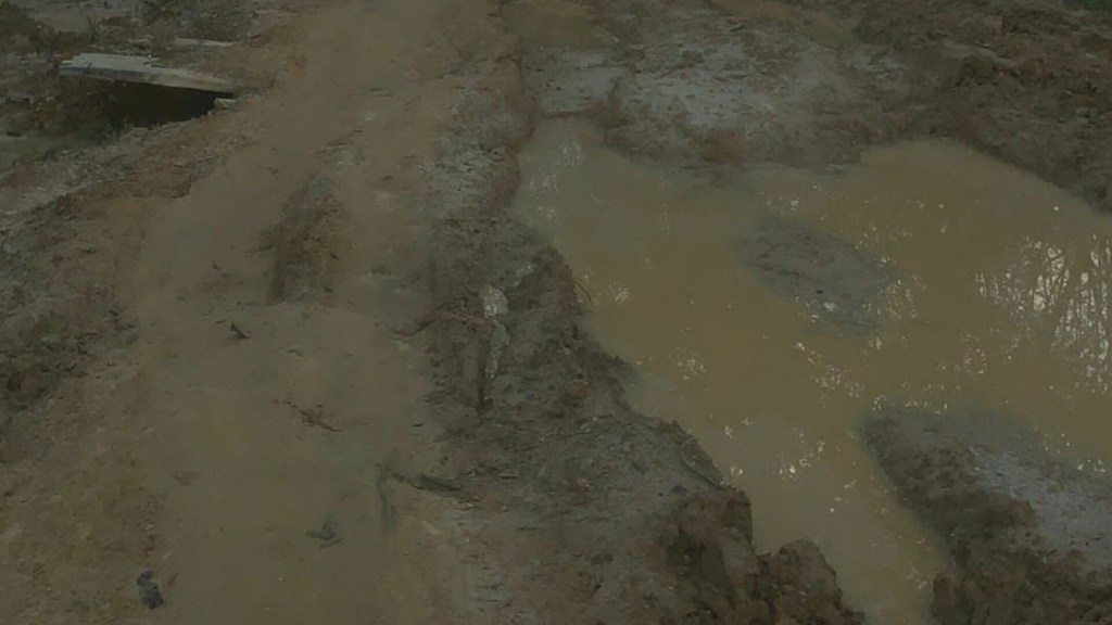 Akses menuju desa mensiap Baru,SP 1 kelansam kecamatan tempunak,kab.sintang masih masih banyak titik Rusak&nbsp;parah