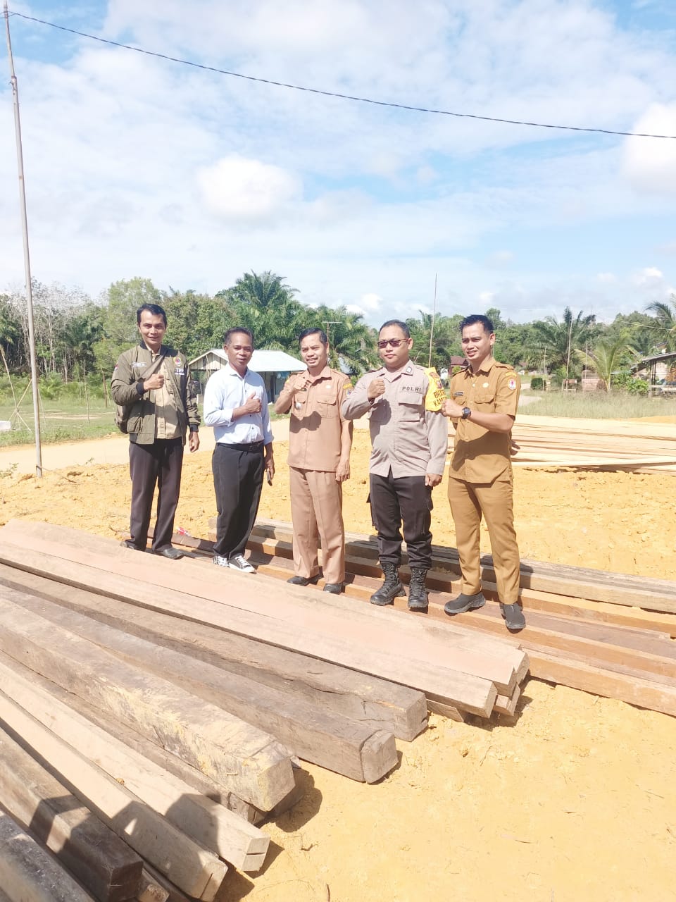 CAMAT Cek Lokasi Pasar desa Laman Bukit dan Realisasi Tahap II BLT-DD&nbsp;2024