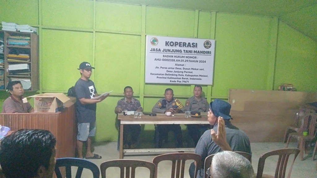 Rapat Penyelesaian Kendala Kuangan Koperasi Jasa Junjung Tani Mandiri oleh Ketua di hadiri Kapolsek&nbsp;Belimbing.