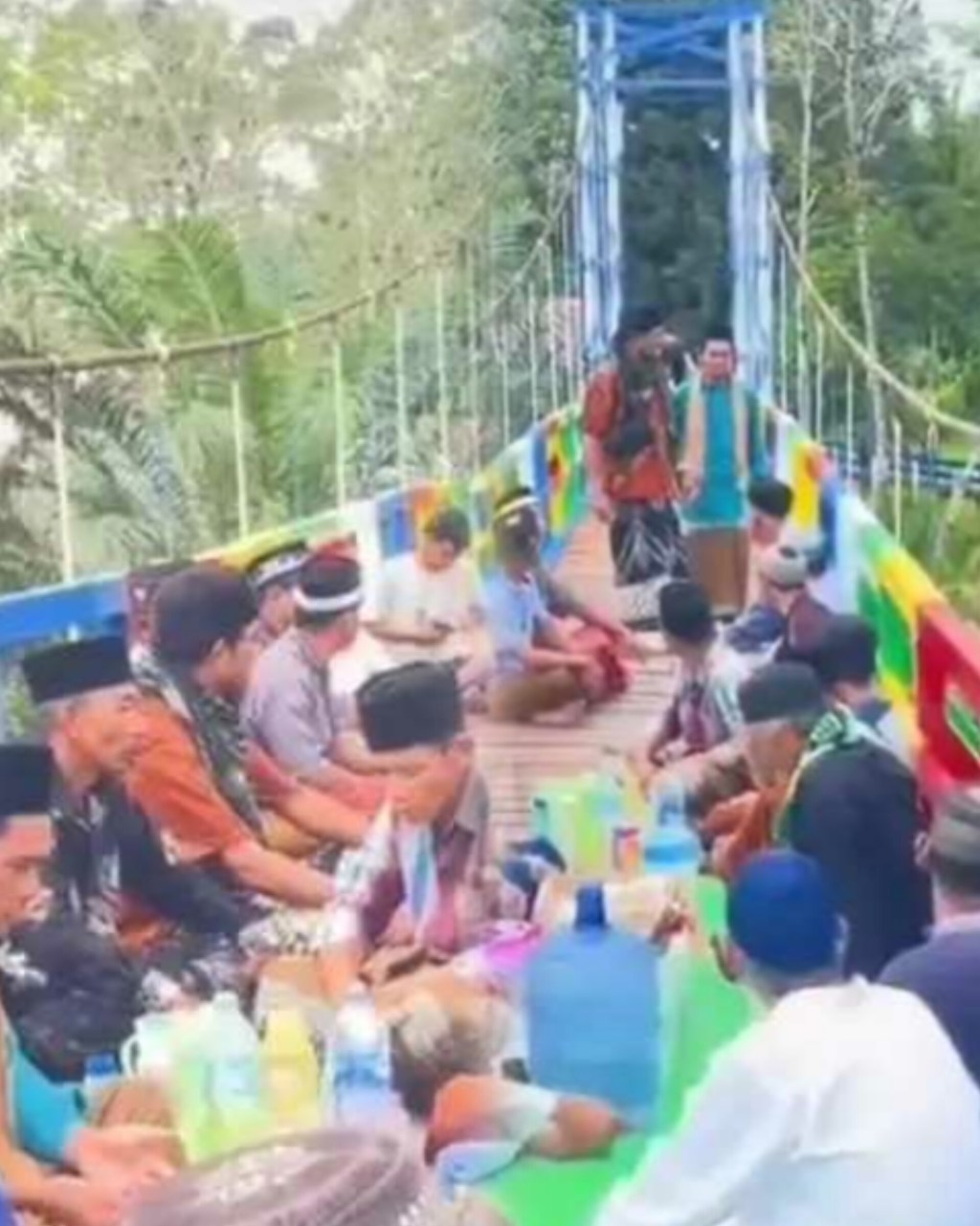 Warga Desa Gelar Selamatan dan Doa Tolak Bala atas Rampungnya Jembatan Gantung Sungai&nbsp;Menunuk