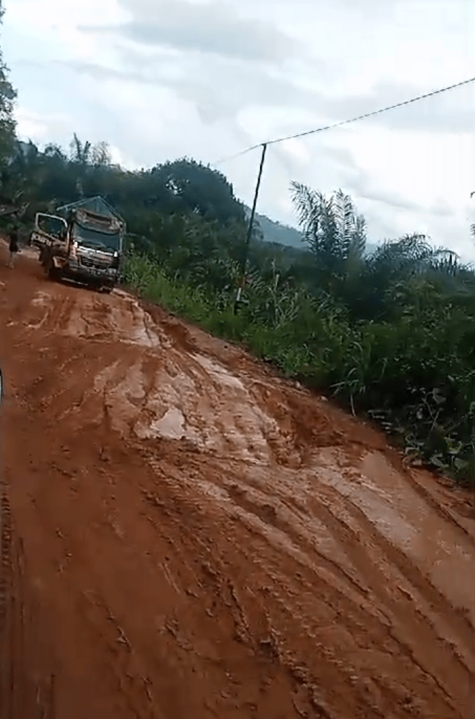 Kondisi JALAN Menuju kecamatan&nbsp;sayan