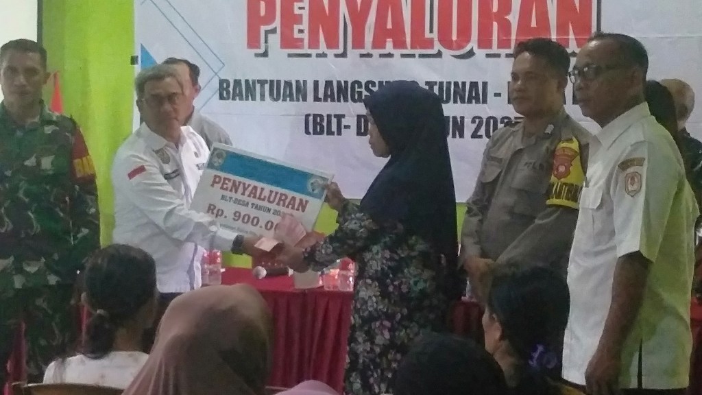 BLT-DD Tahap II LANGSUNG DISERAHKAN KEPALA DESA BATU&nbsp;NANTA
