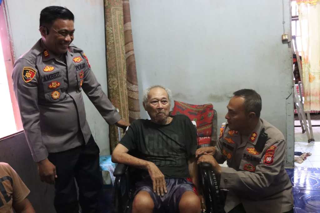 Kapolres Melawi Beri Bantuan Kursi Roda, Wujud Nyata Kepedulian&nbsp;Polri.