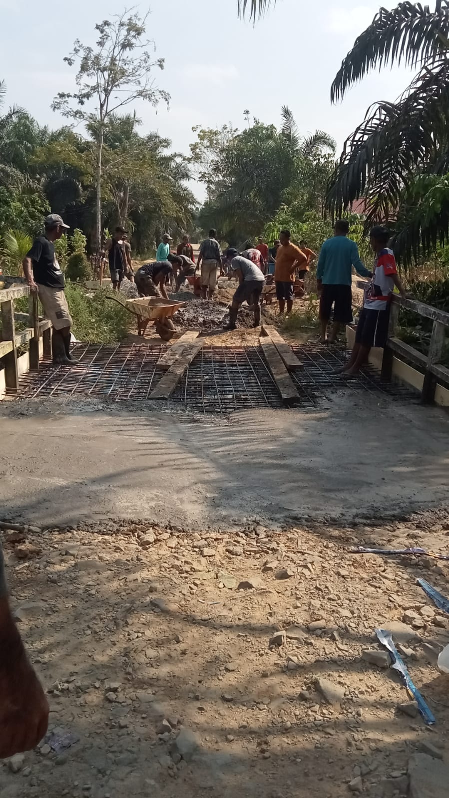 Di Tengah Ketergantungan DD Desa,Dusun Mekar Sari Desa Laman Bukit Gerakkan SWADAYA Bagun&nbsp;JEMBATAN