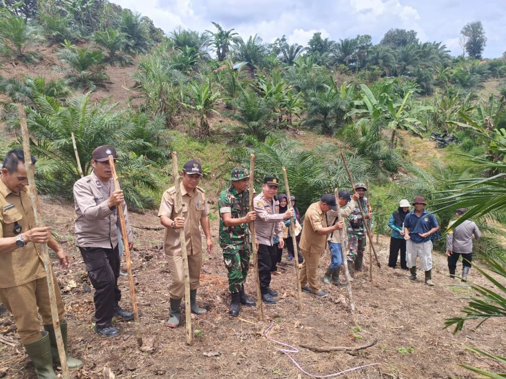 Bersatu untuk Pangan, Polsek Sayan dan Warga Kembangkan Jagung Hibrida Menuju&nbsp;Swasembada