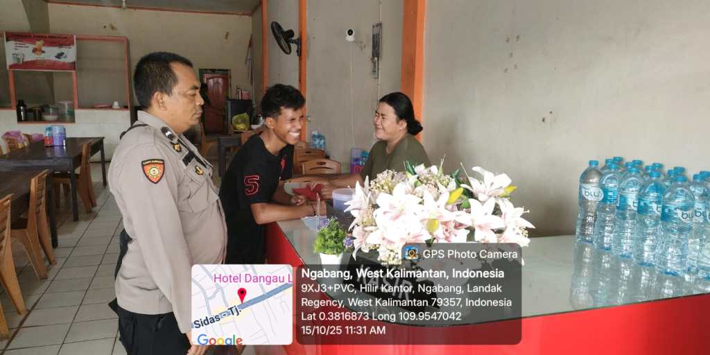 Anggota Polsek Ngabang Laksanakan Patroli ke UMKM dan TOSERBA, Sampaikan Pesan Kamtibmas Terkait Waspada Peredaran Uang&nbsp;Palsu