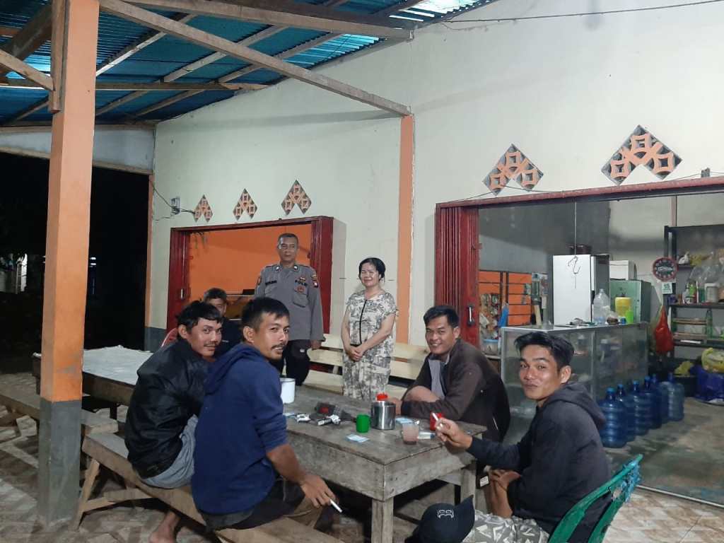 Patroli Malam Polsek Mandor: Duduk Santai, Dekatkan Polisi dan&nbsp;Warga