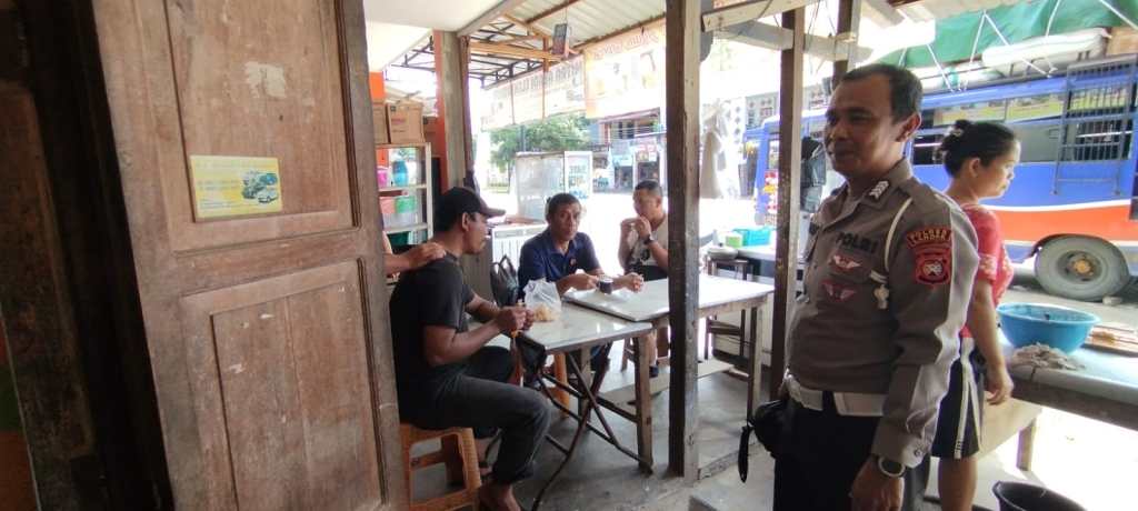 Patroli di siang hari Kanit Lantas Bripka Albasit ajak warga jaga&nbsp;kamtibmas