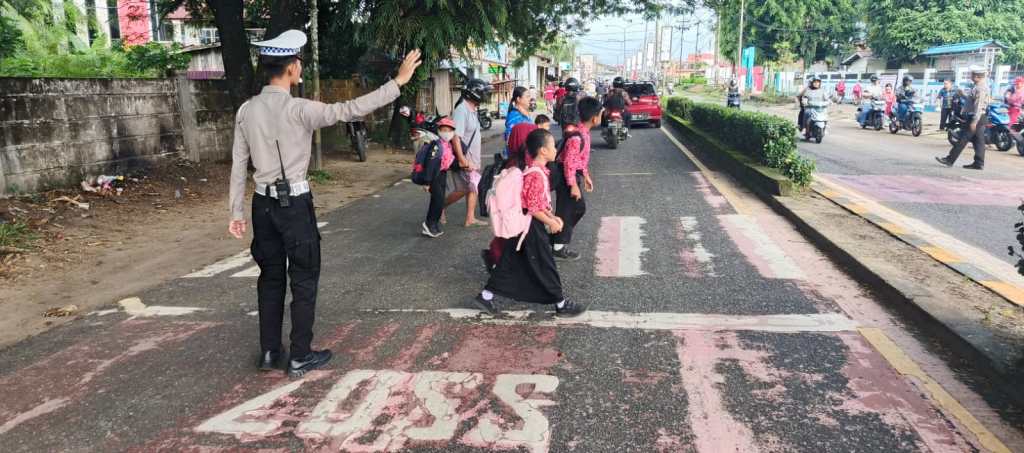 Satlantas Polres Melawi Rutin Gelar Pengaturan Lalu Lintas Pagi, Pastikan Kelancaran dan Keamanan Pengguna&nbsp;Jalan