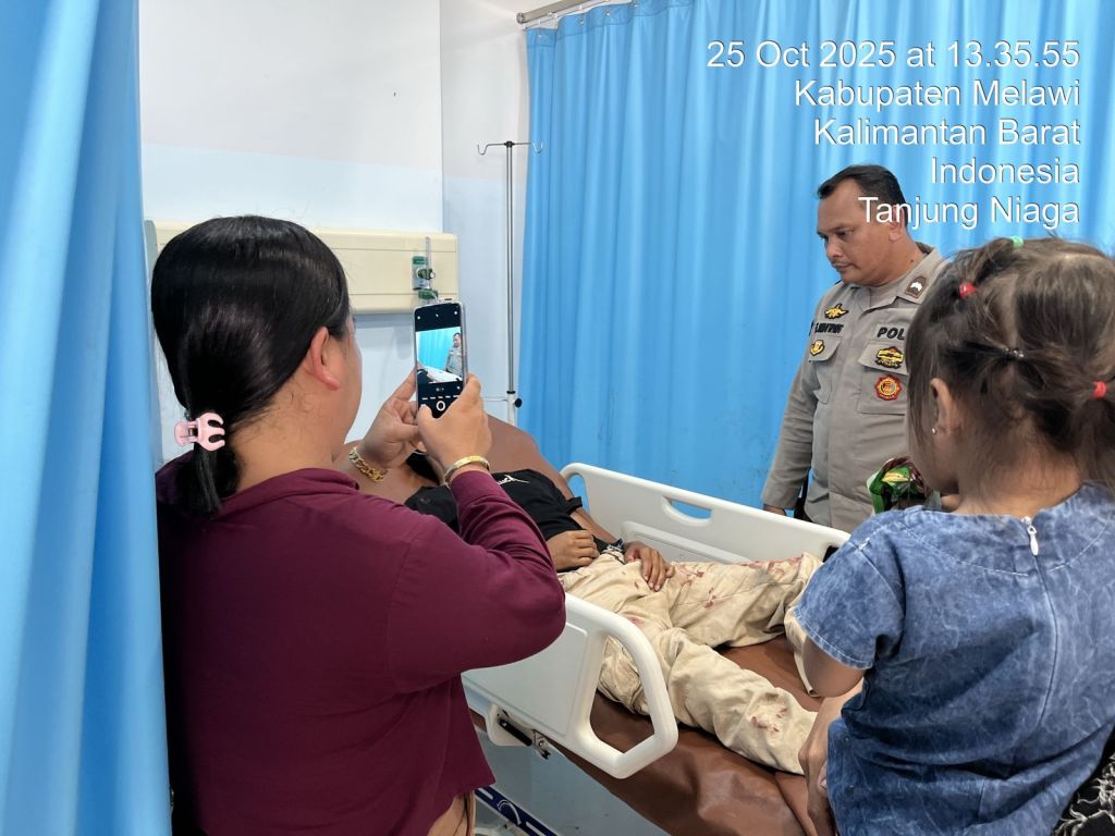 Pamapta Polres Melawi Aipda Prengki Simatupang dan Anggota Piket Lantas Tanggap Cepat Atasi Laka Lantas di Jl.&nbsp;Sidomulyo