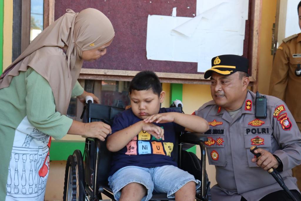 Kapolres Melawi Serahkan Kursi Roda,Senyum Bahagia Waigianto dan&nbsp;Dirga