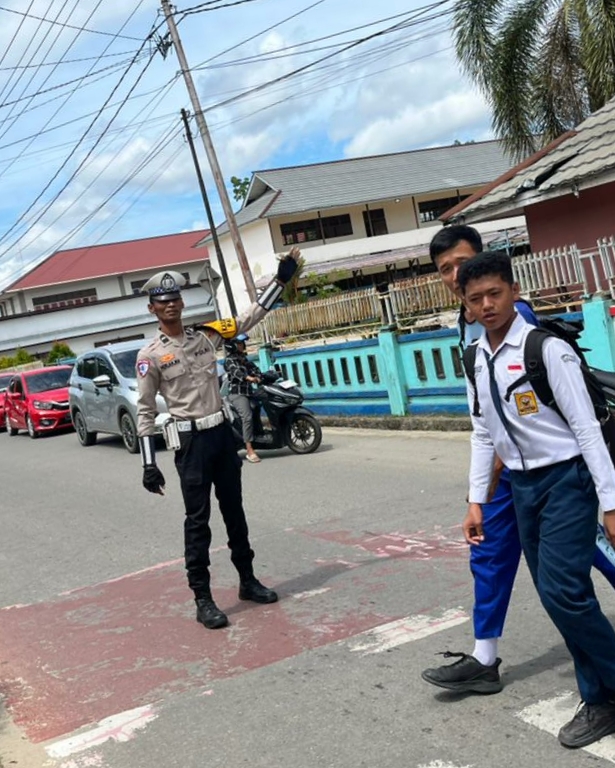 Satgas Preventif Ops Zebra Kapuas Polres Melawi Lakukan Pengaturan Lalu Lintas di Sekolah untuk Pastikan Keselamatan&nbsp;Siswa