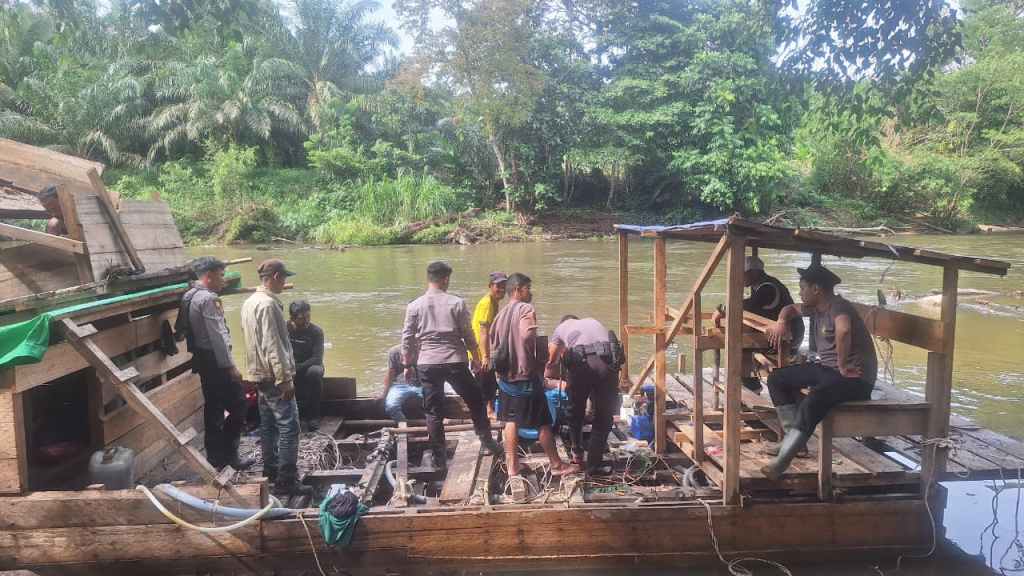 Polisi Bersama Forum Masyarakat Peduli Air Sungai Ntorap Tertibkan PETI di Sekadau&nbsp;Hulu