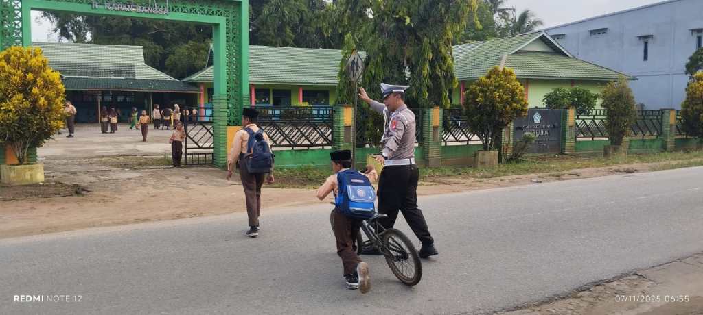 Bentuk pelayanan kepada masyarakat dan anak sekolah Bripka Albasit melaksanakan pengaturan arus lalu&nbsp;lintas