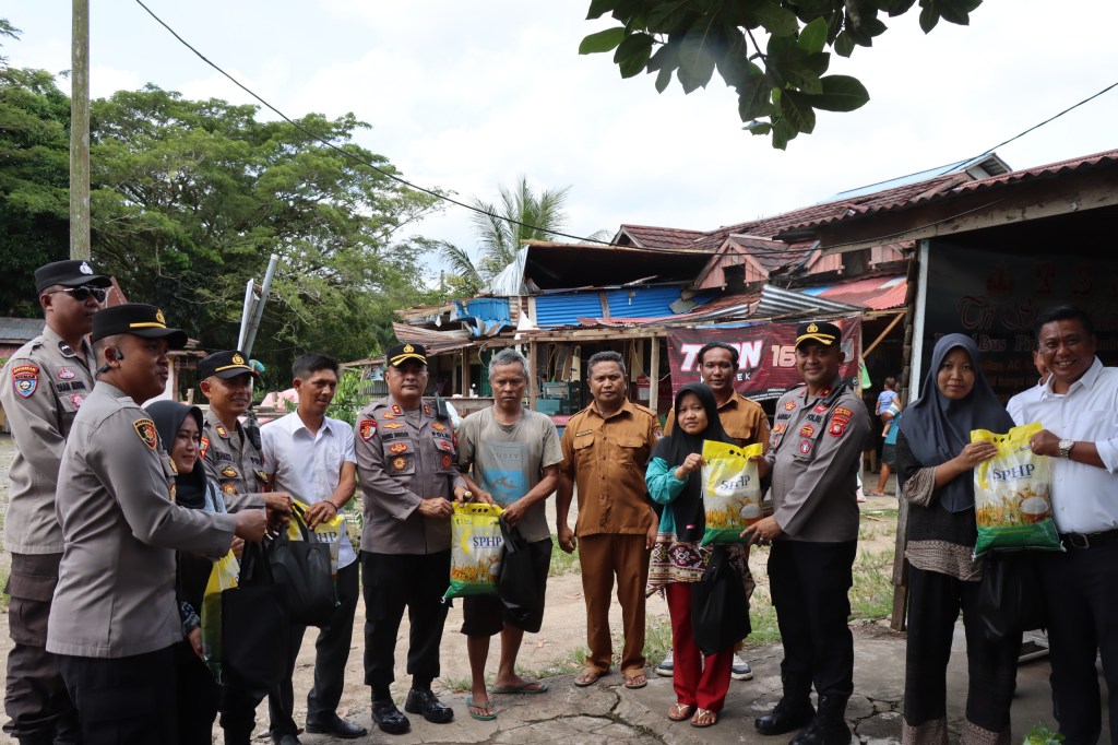 Kapolres Melawi Salurkan Bantuan Kepada Pemilik Kios di Terminal&nbsp;Sidomulyo