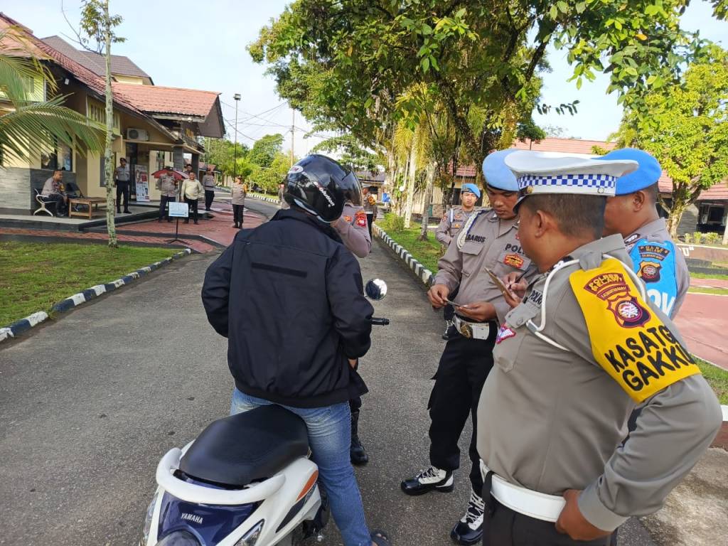 Waka Polres Melawi Sidak Kendaraan dan Kelengkapan Personil dalam Rangka Operasi Zebra Kapuas&nbsp;2025