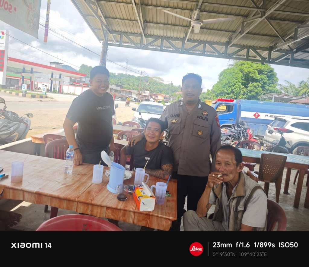 Siang Hari Jadi Momen Polisi Bangun Keakraban dan Keamanan Bersama&nbsp;Warga