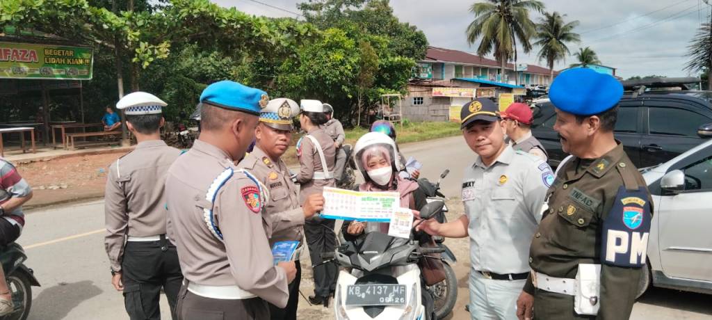 Operasi Zebra Kapuas Polres Melawi Gelar Sosialisasi dan Teguran Humanis kepada Pengendara di Depan Kantor&nbsp;Satpas