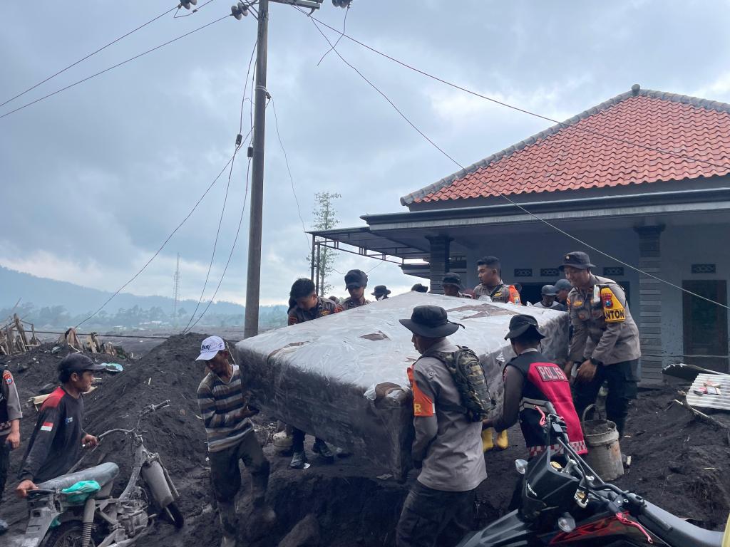 Satbrimob Polda Jawa Timur Perkuat Operasi Kemanusiaan Pasca Erupsi&nbsp;Semeru