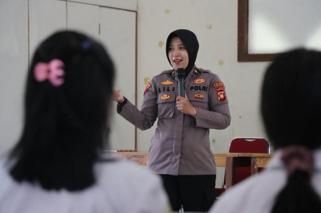 Polwan Polres Sintang Gelar Sosialisasi “Rise and Speak” di SMK Kartini dalam Peringatan Hari Anti&nbsp;Kekerasan
