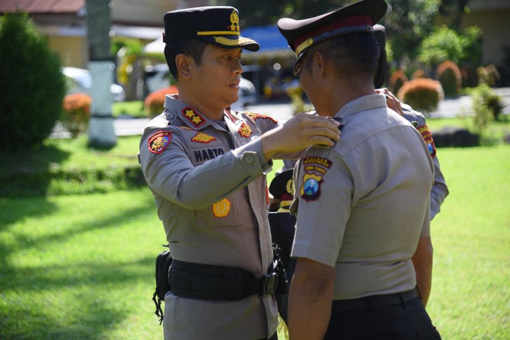 Kapolres Bondowoso pimpin korps raport kenaikan pangkat pengabdian dan berikan penghargaan kepada delapan anggota&nbsp;berprestasi