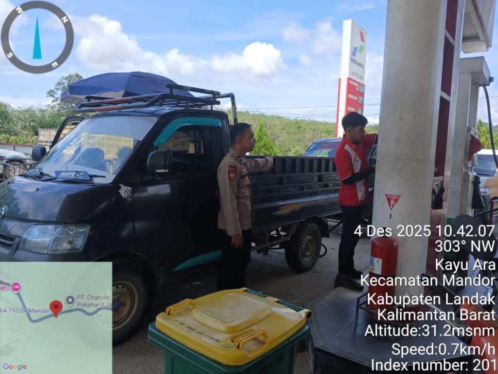 Ciptakan Rasa Aman, Polisi Sisir Toko dan SPBU di Mandor Berikan Pesan&nbsp;Kamtibmas