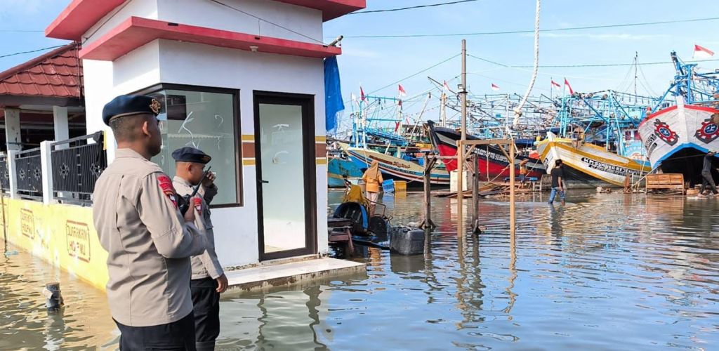Tim SAR Sat Brimob Polda Jabar Sigap Tangani Banjir Rob di&nbsp;Indramayu
