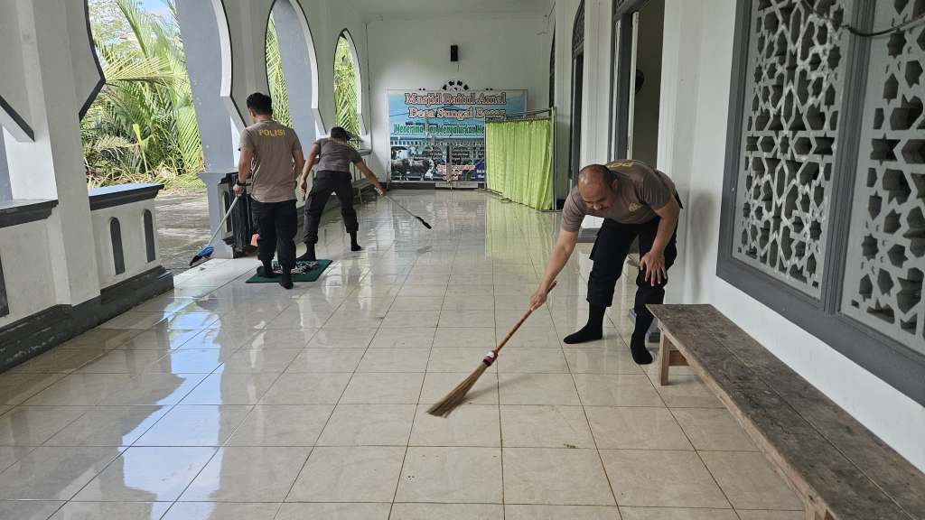 Dalam Rangka Menyambut Isra Mi’raj, Polsek Matan Hilir Selatan Gelar Bhakti Sosial di Masjid Baithal Desa Sungai&nbsp;Besar