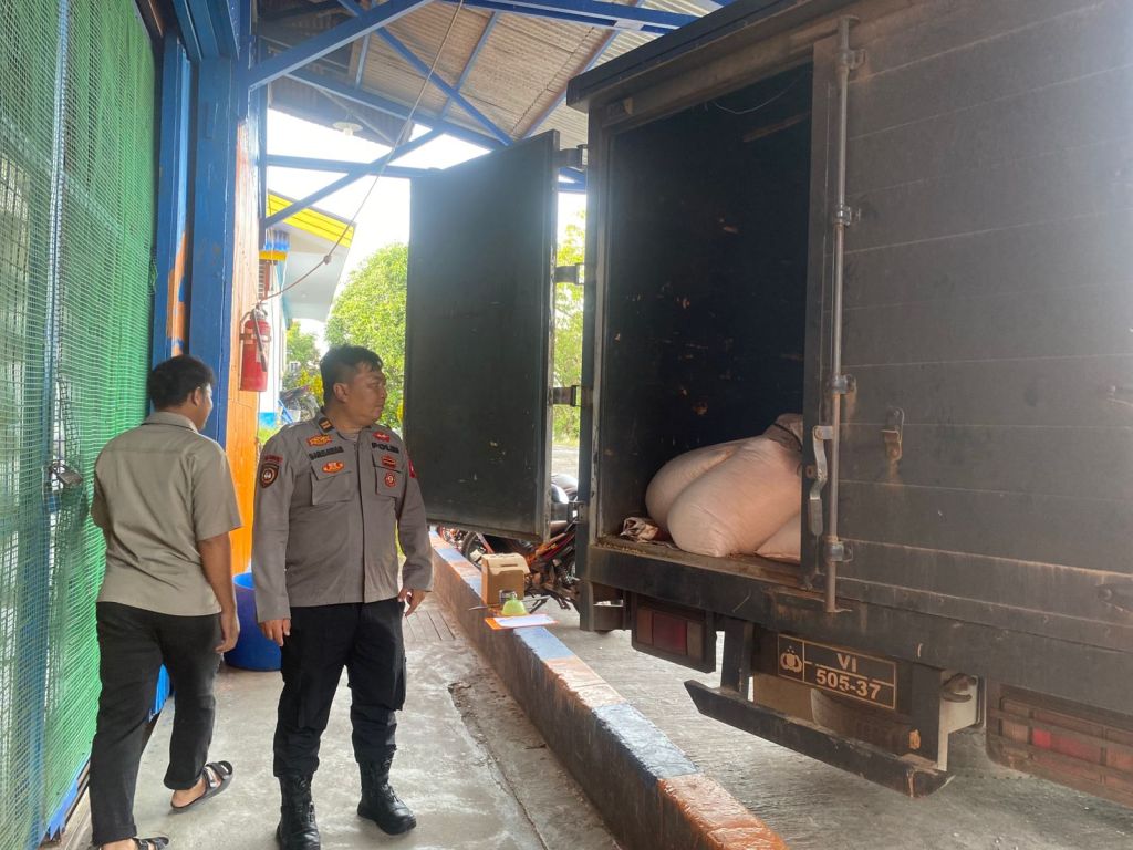 Polres Melawi Antar 3,7 Ton Jagung ke Bulog Sintang, Dukung Program Ketahanan&nbsp;Pangan