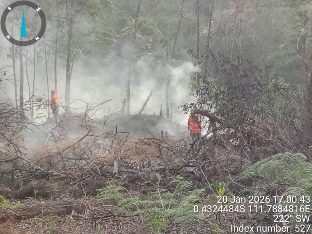 Polres Melawi Bersama Tim TRC-PB BPBD Kabupaten Melawi dan Polsek Nanga Pinoh Bersinergi Padamkan Kebakaran&nbsp;Lahan