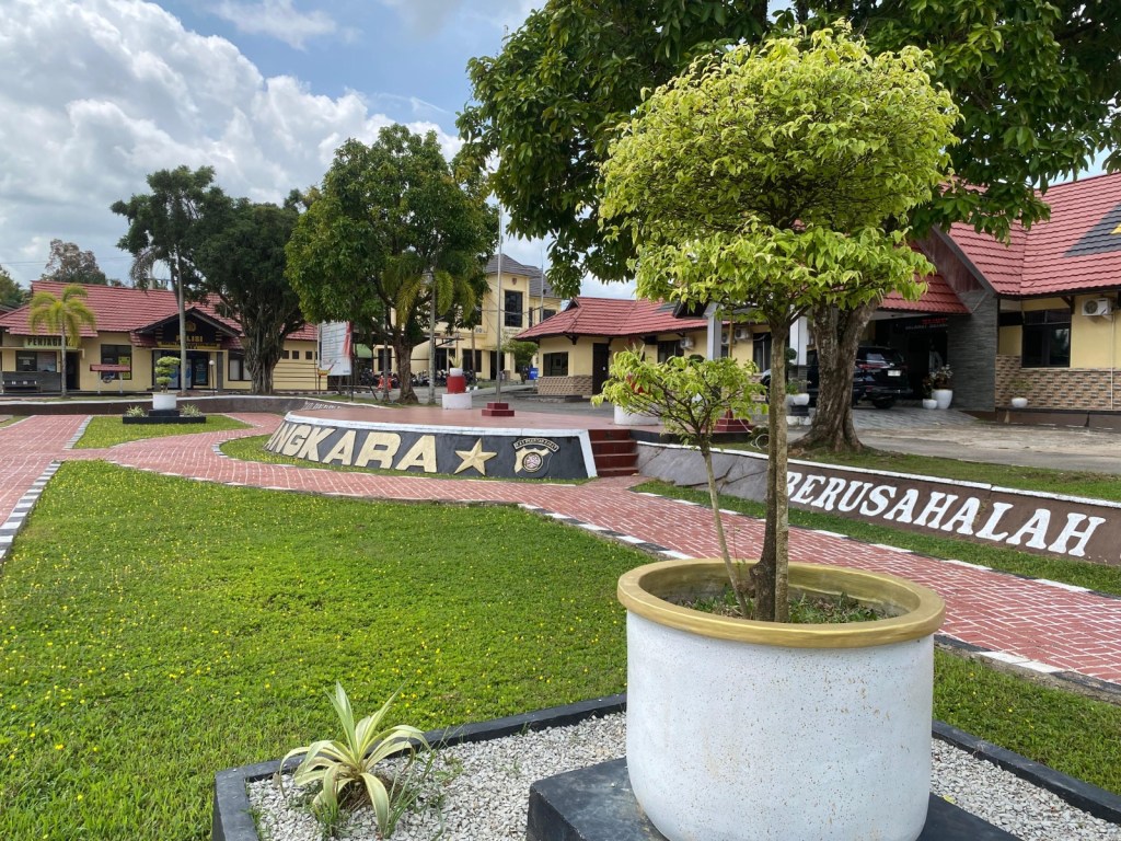 Sentuhan Hijau Kapolres Melawi, Tanam Bonsai hingga Aneka Pohon untuk Percantik Mako dan Peduli&nbsp;Lingkungan