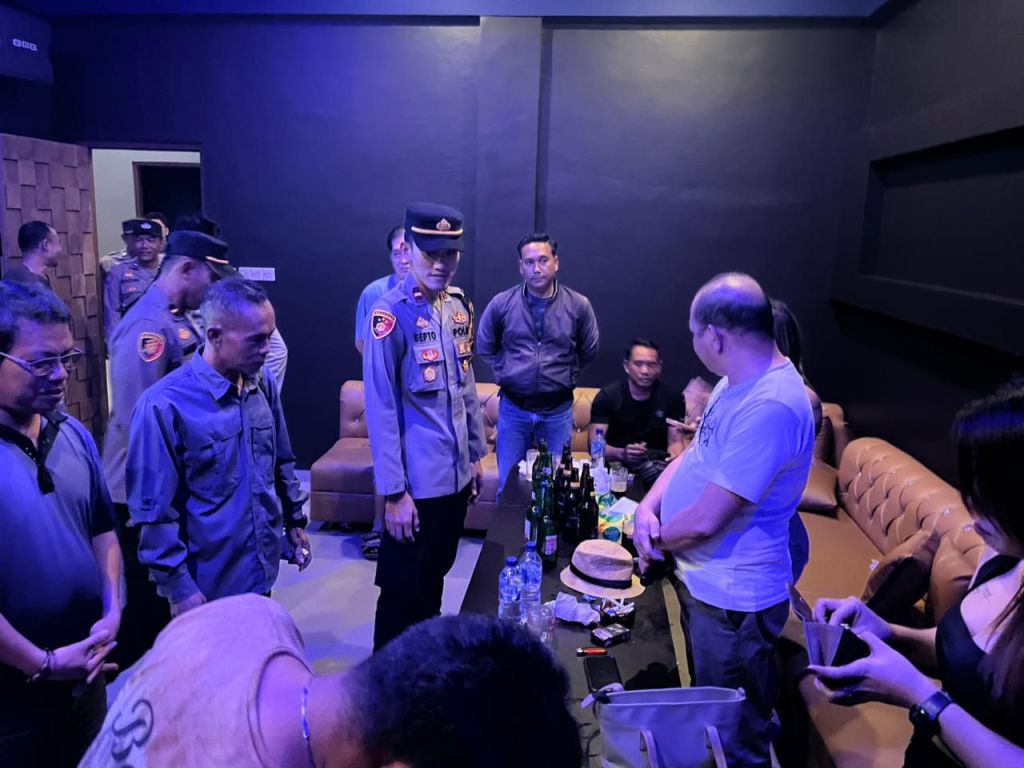 Kabag Ops Polres Ketapang Pimpin Patroli Penertiban Tempat Hiburan Malam di Kecamatan Air&nbsp;Upas