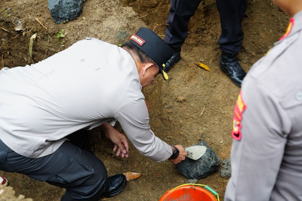 Dari Kepedulian hingga Aksi Nyata, Polisi Bangun Jembatan untuk 400 Pelajar dan&nbsp;Masyarakat