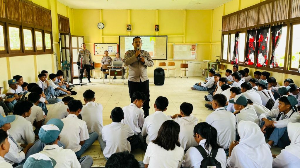 Sat Binmas Polres Melawi Sosialisasikan Bahaya Narkoba dan Judi Online di SMK Negeri 1&nbsp;Belimbing