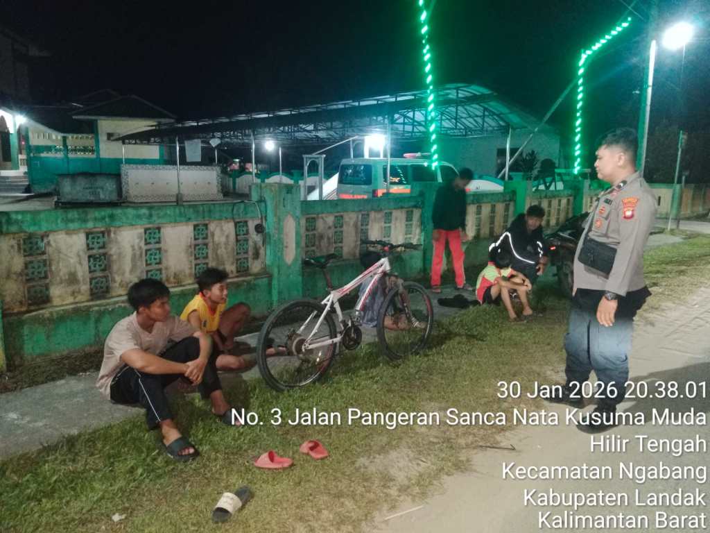 Patroli Malam Polsek Ngabang Untuk Mencegah Tindakan Premanisme Dan Kriminalitas Di&nbsp;Wilayahnya