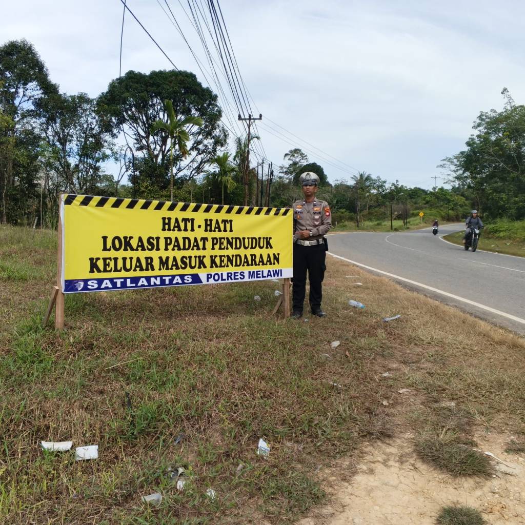 Polres Melawi Pasang Spanduk ” KURANGI KECEPATAN RAWAN KECELAKAAN”