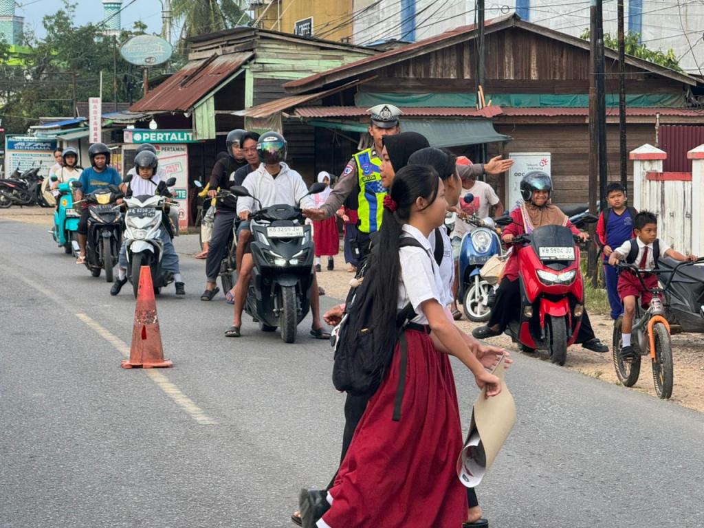 Wujud Kepedulian di Pagi Hari, Satlantas Polres Melawi Atur Lalu Lintas dan Bantu Anak Sekolah Menyebrang&nbsp;Jalan